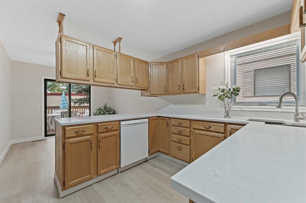 22 Sandarac Circle NW, Calgary — photo 3 of 50