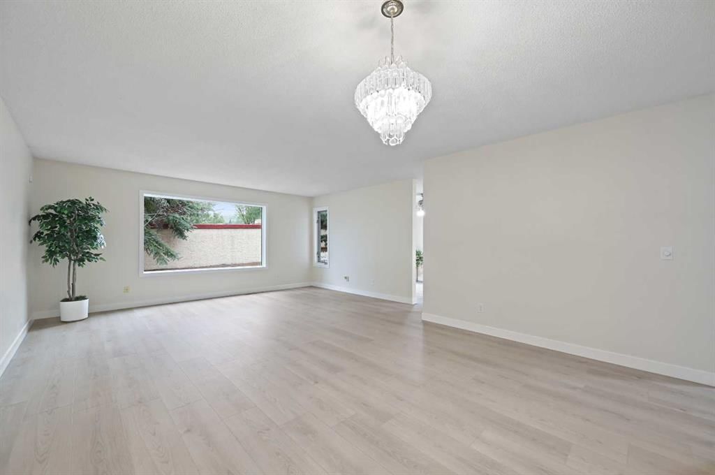 22 Sandarac Circle NW, Calgary — photo 5 of 50