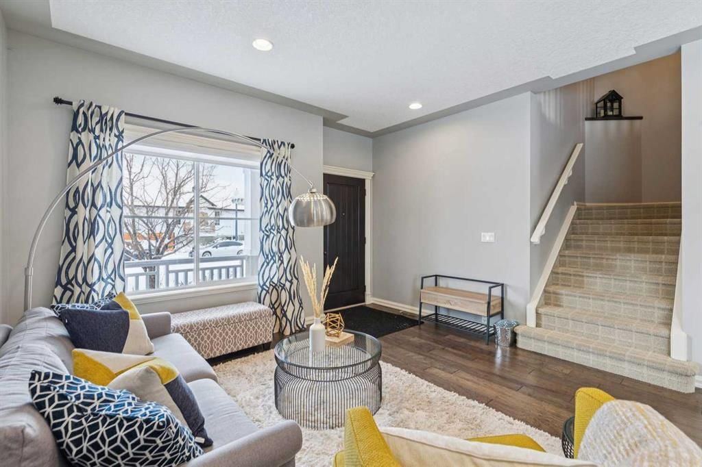 104 Strathridge Place SW, Calgary — photo 5 of 38