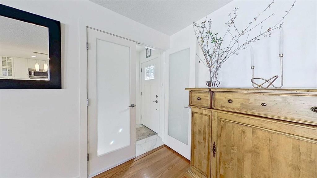 2932 Lathom Crescent SW, Calgary — photo 4 of 44