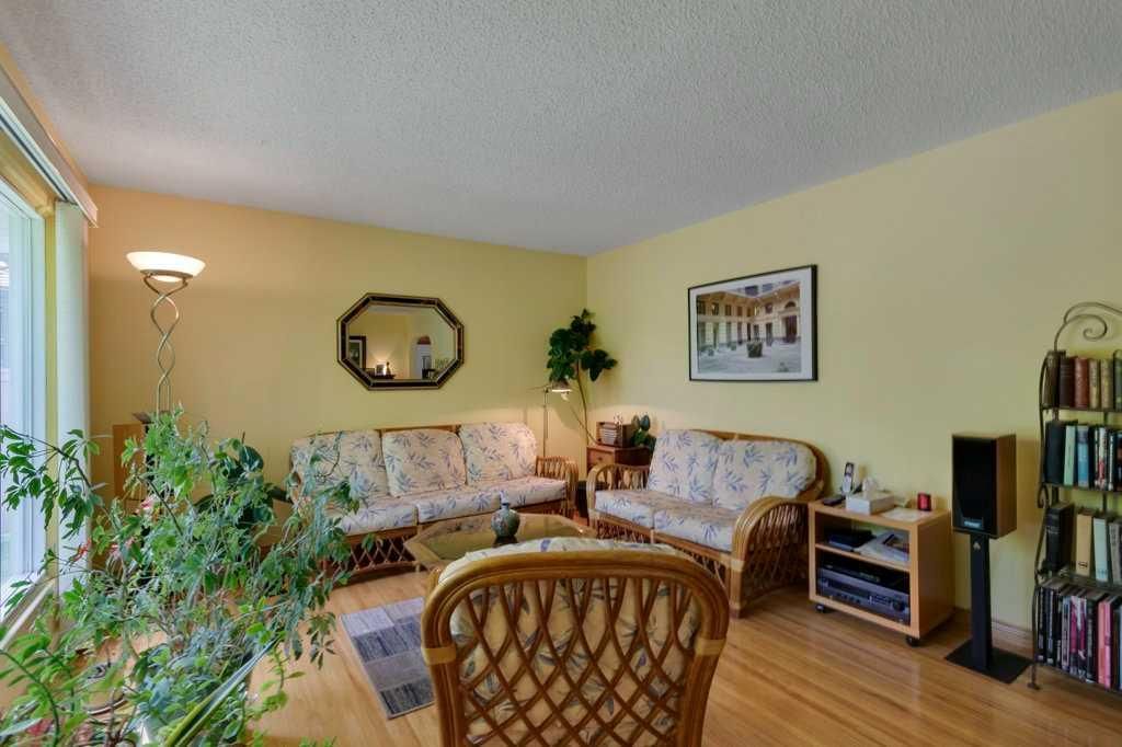 2623 Glencastle Street SW, Calgary — photo 5 of 31