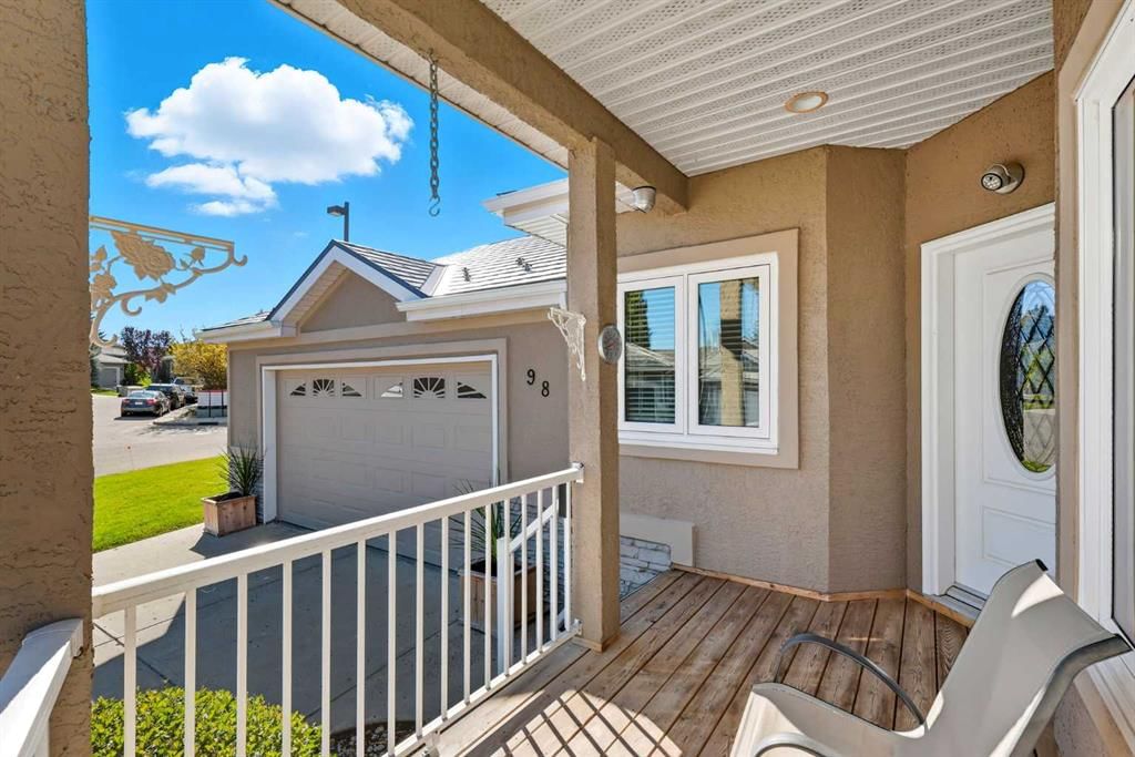 98 Mt Alberta Manor SE, Calgary — photo 4 of 50