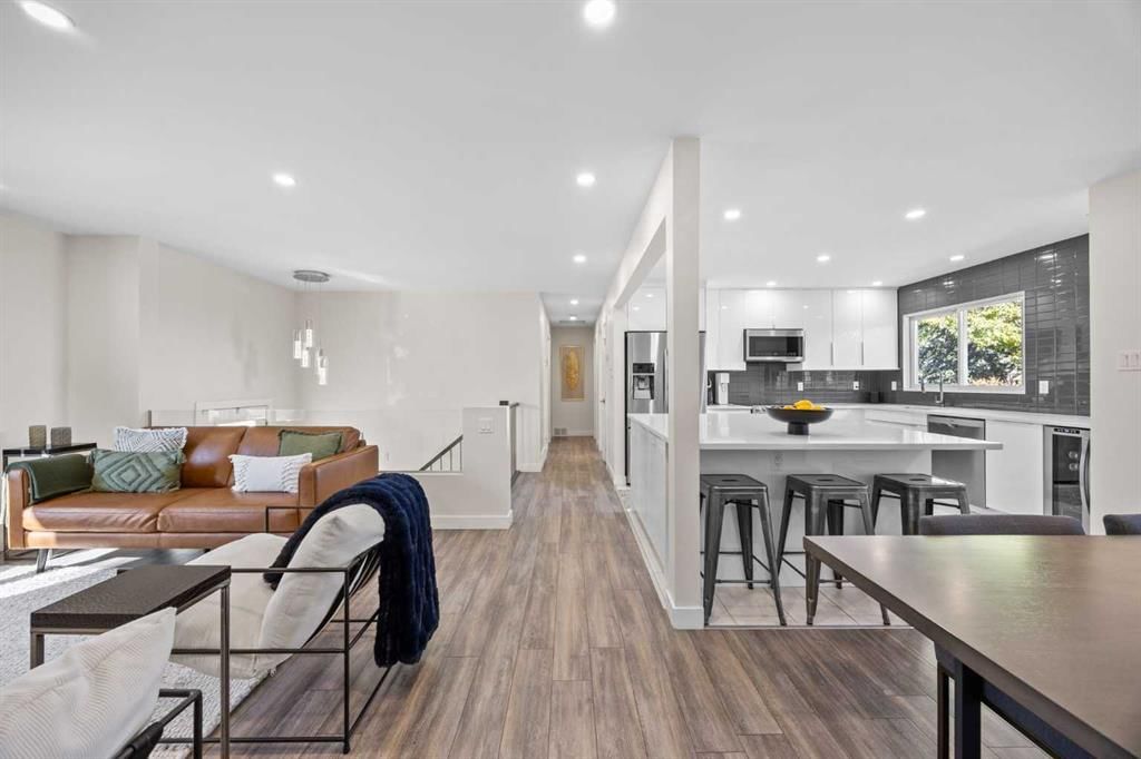 827 Canaveral Crescent SW, Calgary — photo 4 of 50