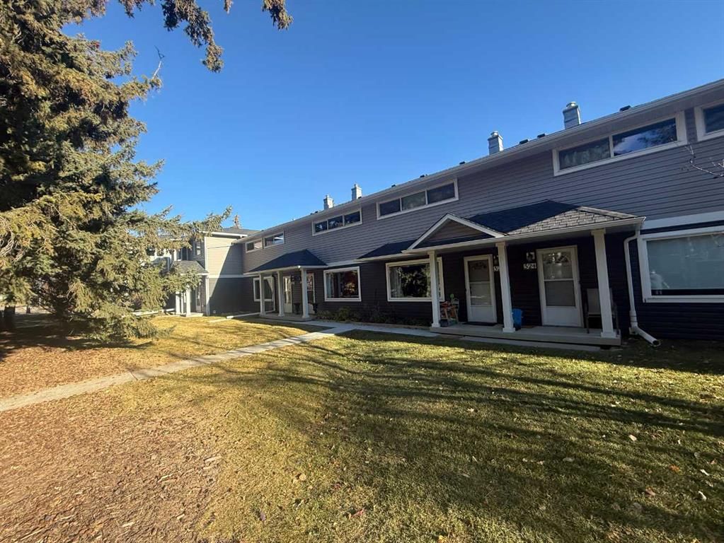522 Regal Park NE, Calgary — main listing photo