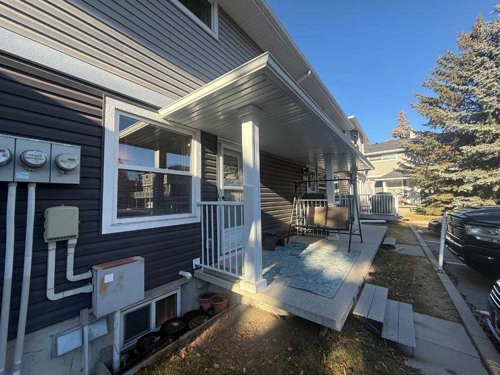 522 Regal Park NE, Calgary — photo 2 of 36