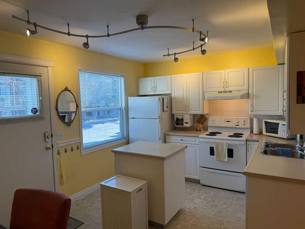 522 Regal Park NE, Calgary — photo 3 of 36