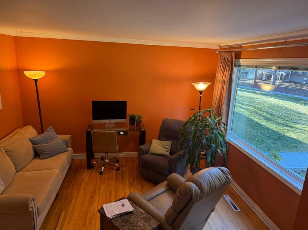 522 Regal Park NE, Calgary — photo 5 of 36