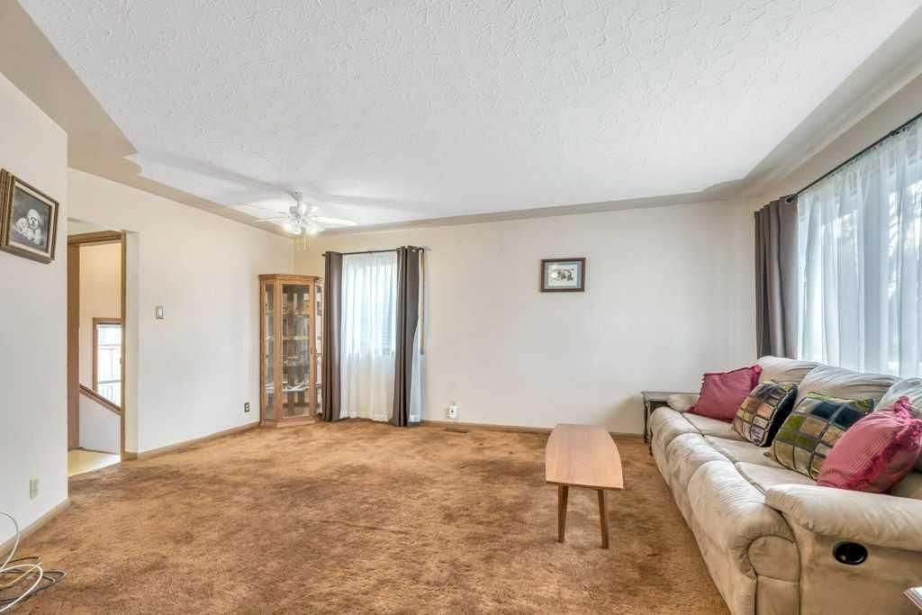 30 Butler Crescent NW, Calgary — photo 4 of 29