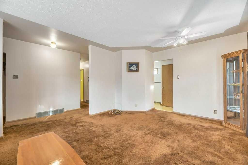 30 Butler Crescent NW, Calgary — photo 5 of 29