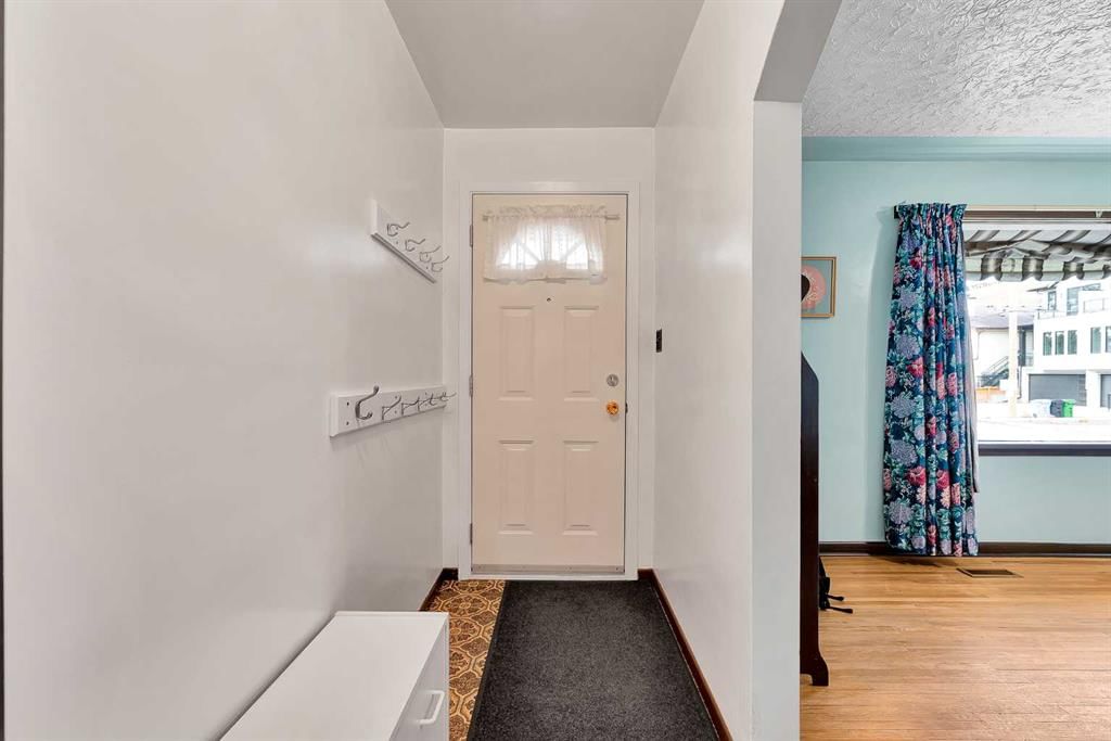 722 24A Street NW, Calgary — photo 4 of 39