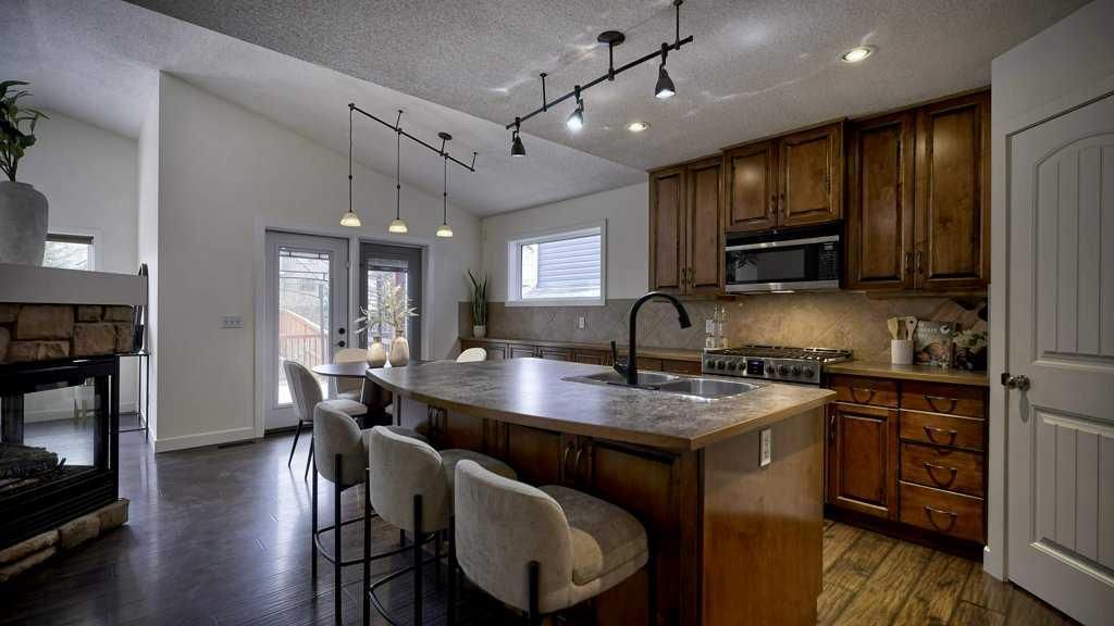 215 Pantego Close NW, Calgary — photo 3 of 49