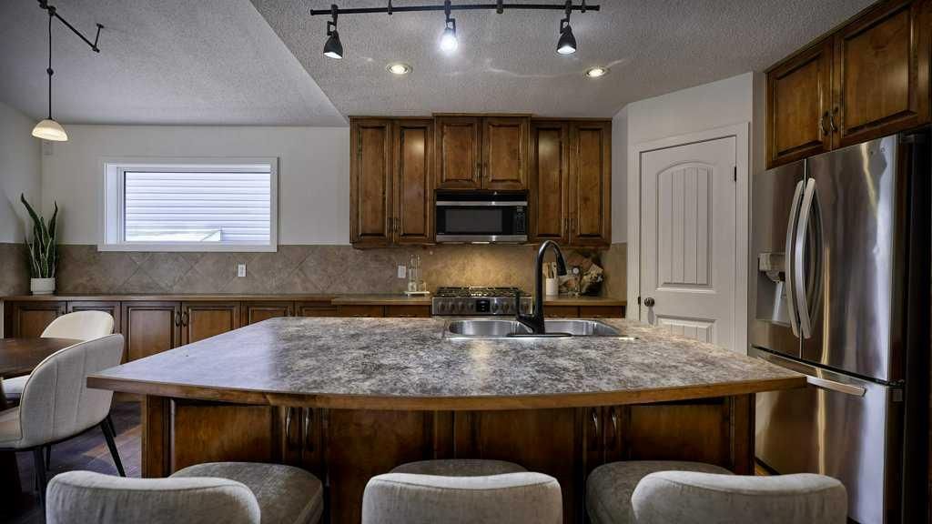 215 Pantego Close NW, Calgary — photo 4 of 49