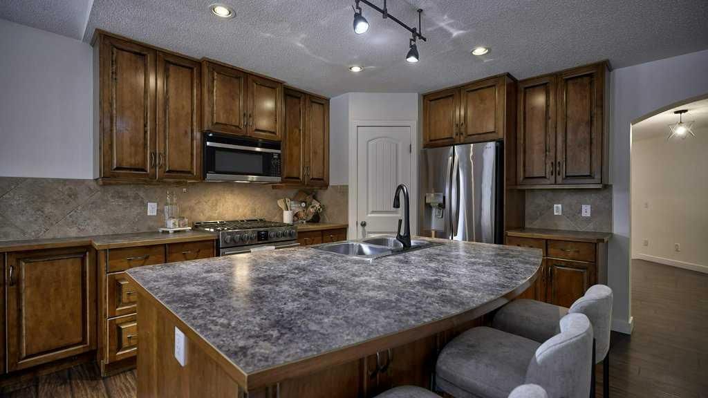 215 Pantego Close NW, Calgary — photo 5 of 49