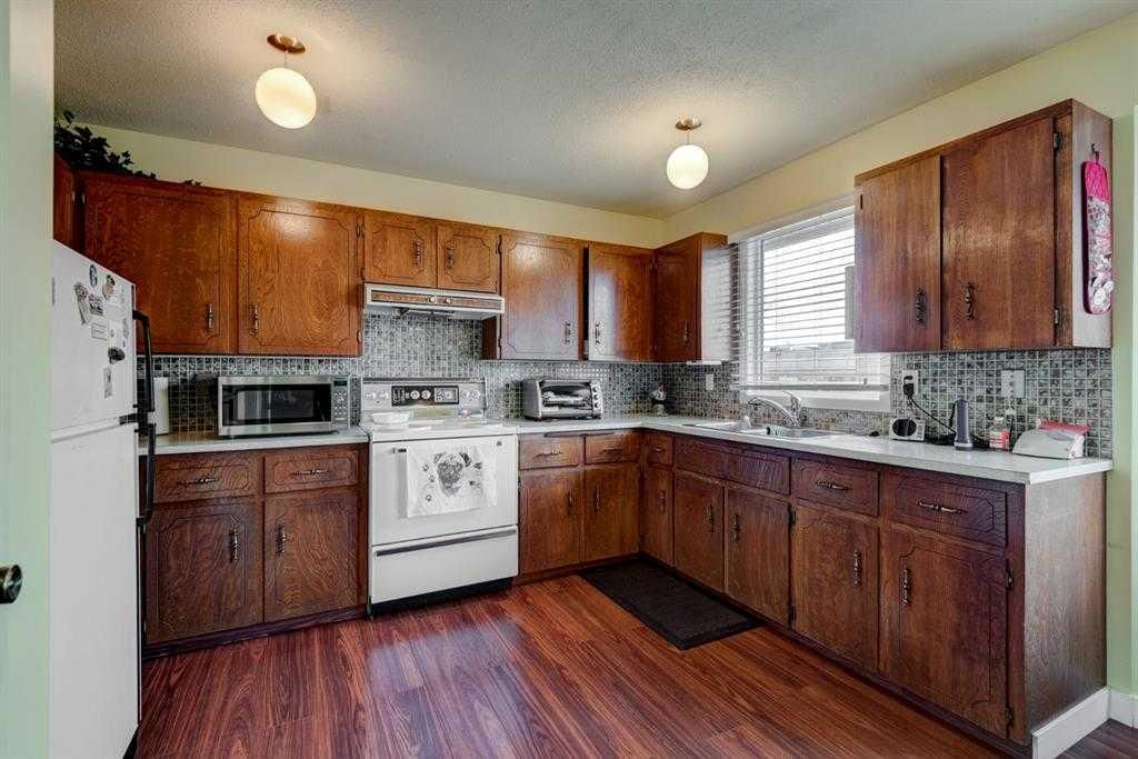 6304 Rundlehorn Drive NE, Calgary — photo 2 of 8