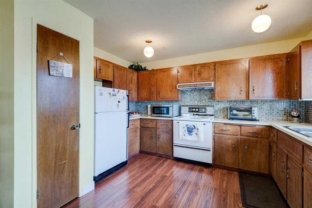 6304 Rundlehorn Drive NE, Calgary — photo 3 of 8
