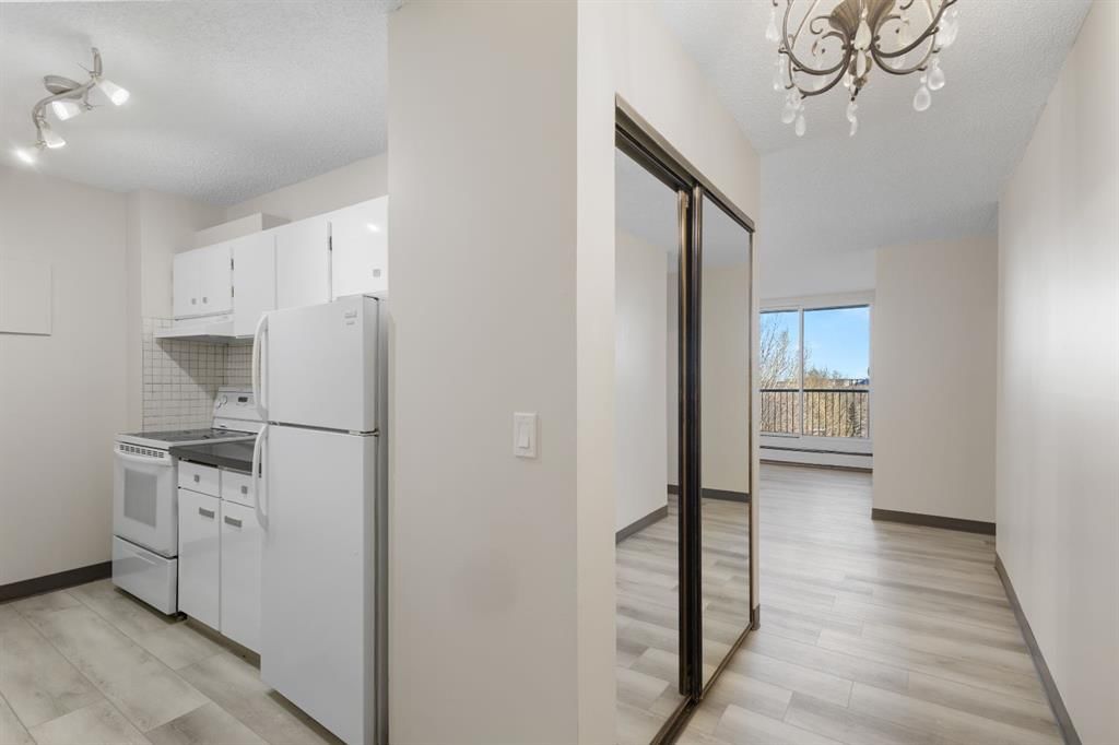 704, 4944 Dalton Drive NW, Calgary — photo 2 of 24