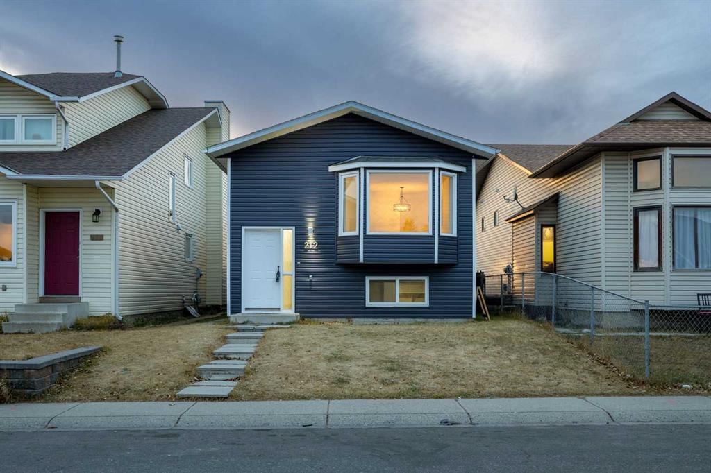 212 Falmere Way NE, Calgary — photo 3 of 50