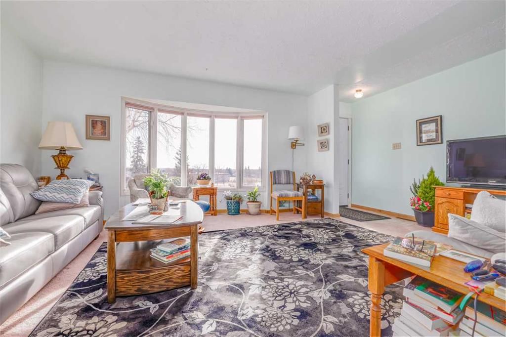 25 Highwood Place NW, Calgary — photo 3 of 40