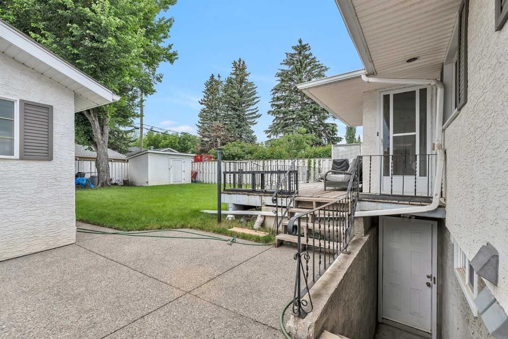 2219 Halifax Crescent NW, Calgary — photo 5 of 42