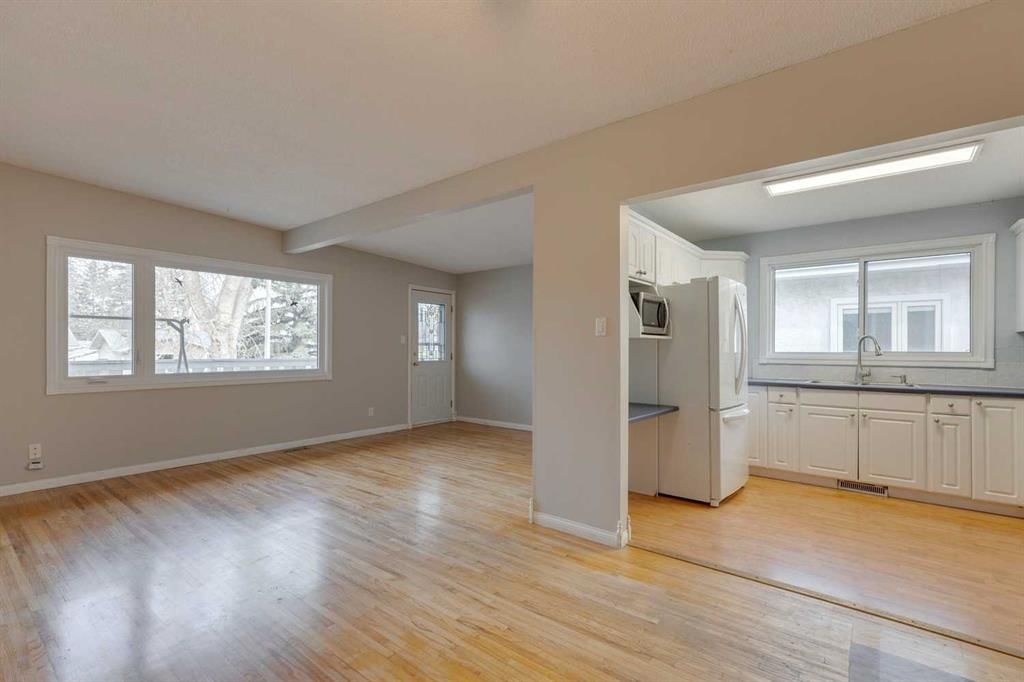 7329 35 Avenue NW, Calgary — photo 2 of 38