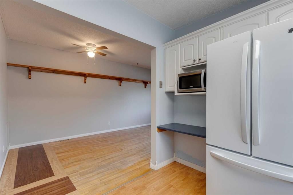 7329 35 Avenue NW, Calgary — photo 3 of 38