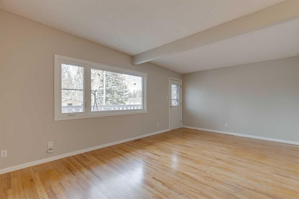 7329 35 Avenue NW, Calgary — photo 5 of 38