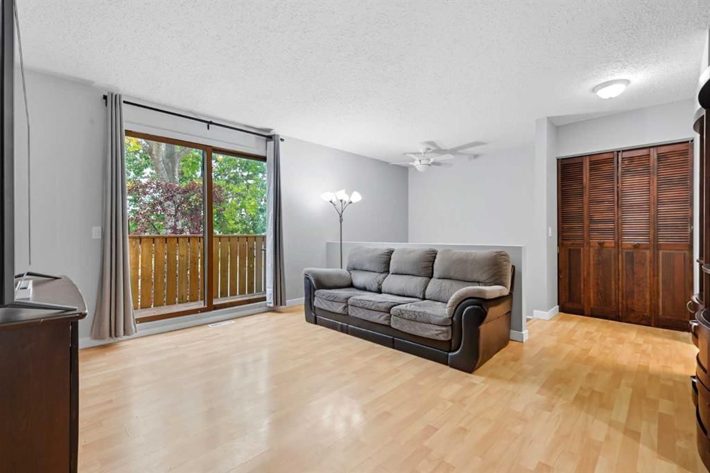 1137 Berkley Drive NW, Calgary — photo 3 of 27