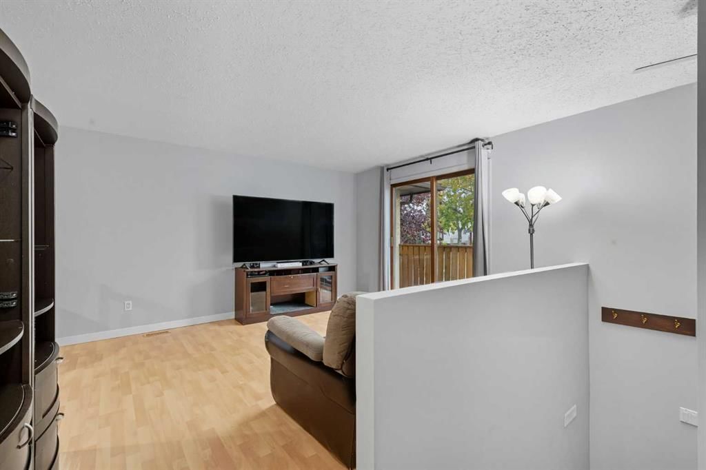 1137 Berkley Drive NW, Calgary — photo 4 of 27