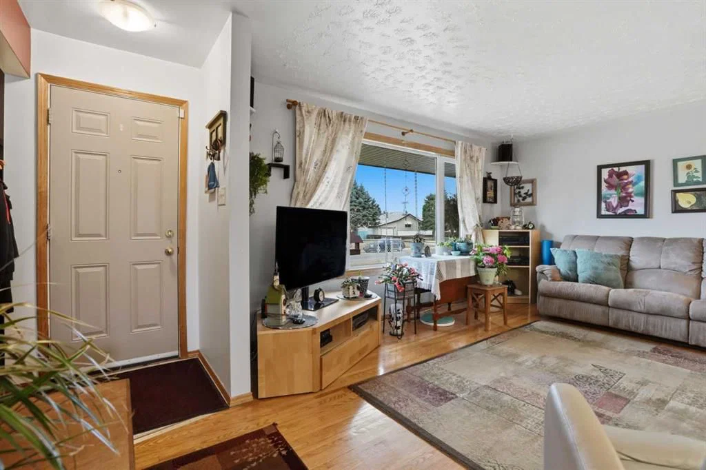 4501 Fordham Crescent SE, Calgary — photo 4 of 47