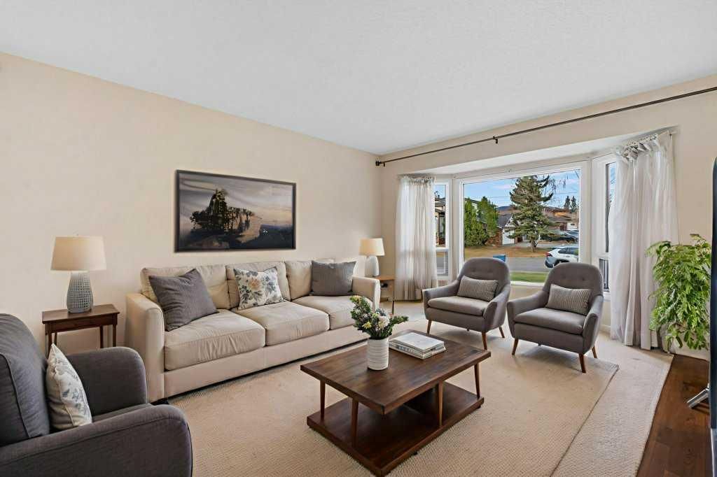 31 Edforth Way NW, Calgary — photo 3 of 37