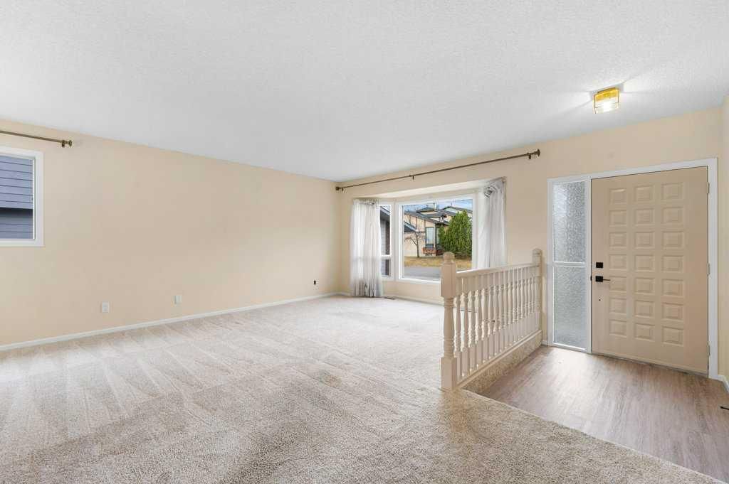 31 Edforth Way NW, Calgary — photo 5 of 37
