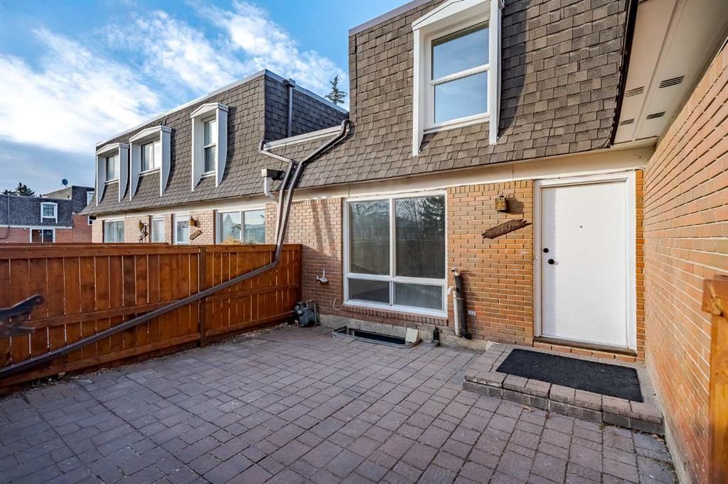 110, 330 Canterbury Drive SW, Calgary — photo 3 of 25