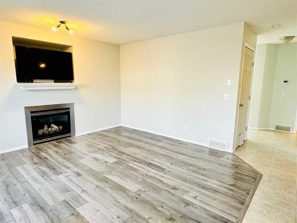 8 Royal Elm Way NW, Calgary — photo 2 of 27