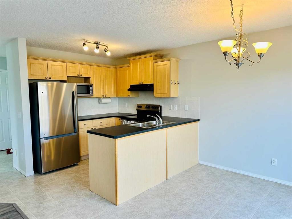 8 Royal Elm Way NW, Calgary — photo 3 of 27