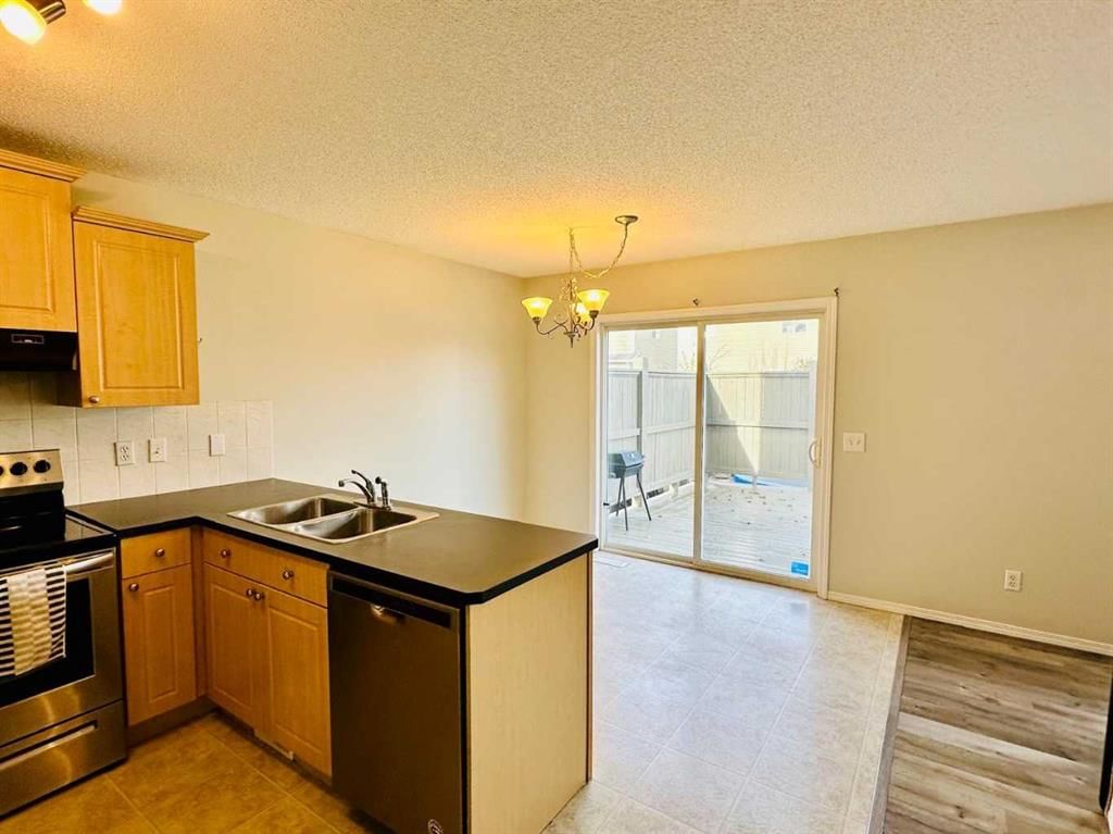 8 Royal Elm Way NW, Calgary — photo 4 of 27