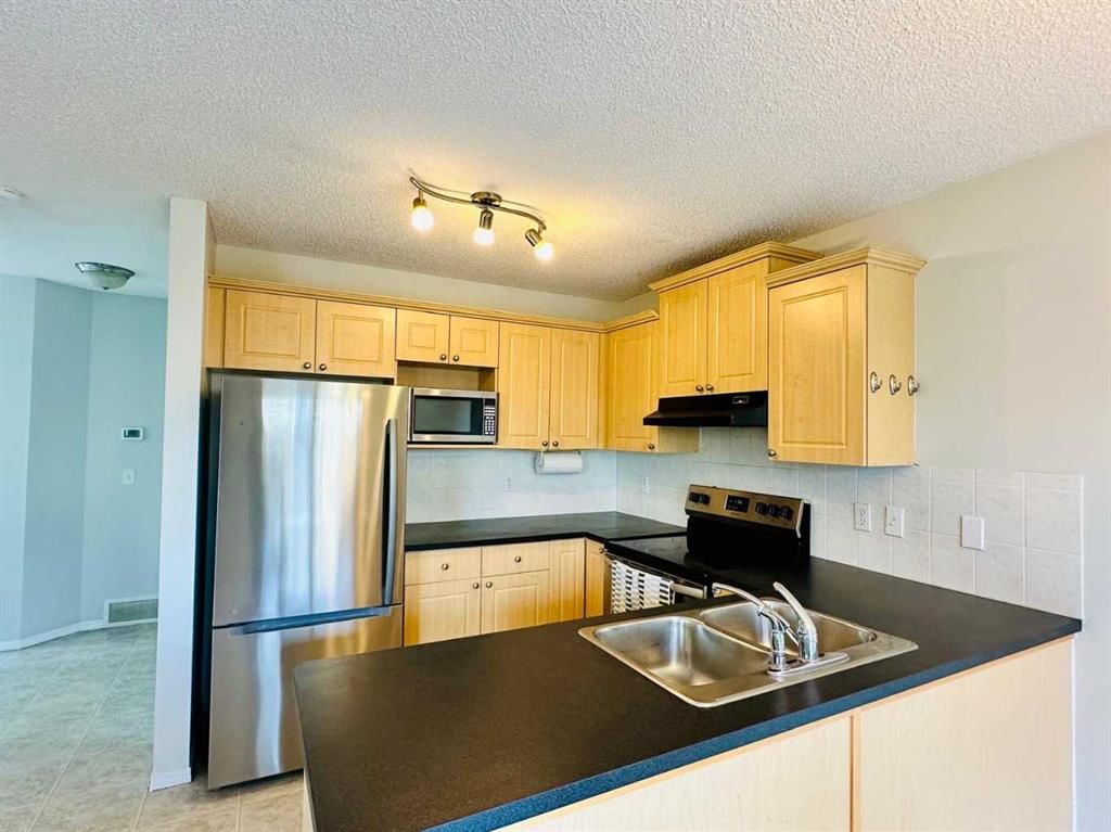 8 Royal Elm Way NW, Calgary — photo 5 of 27