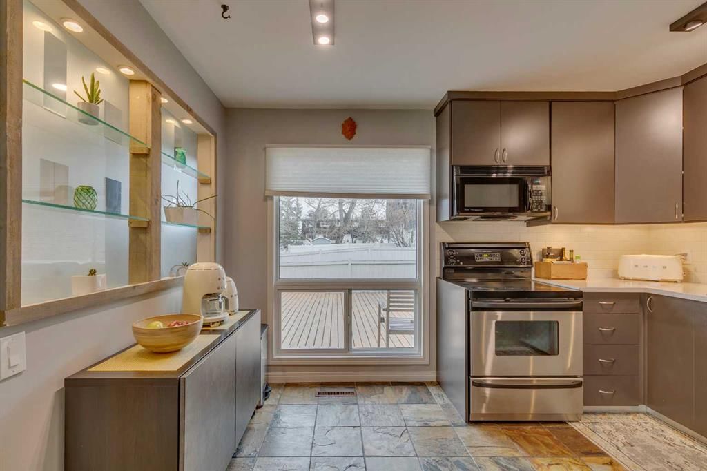 25 Brae Glen Court SW, Calgary — photo 4 of 38