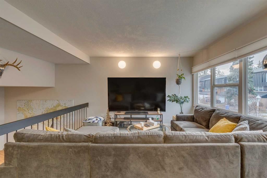 25 Brae Glen Court SW, Calgary — photo 5 of 38