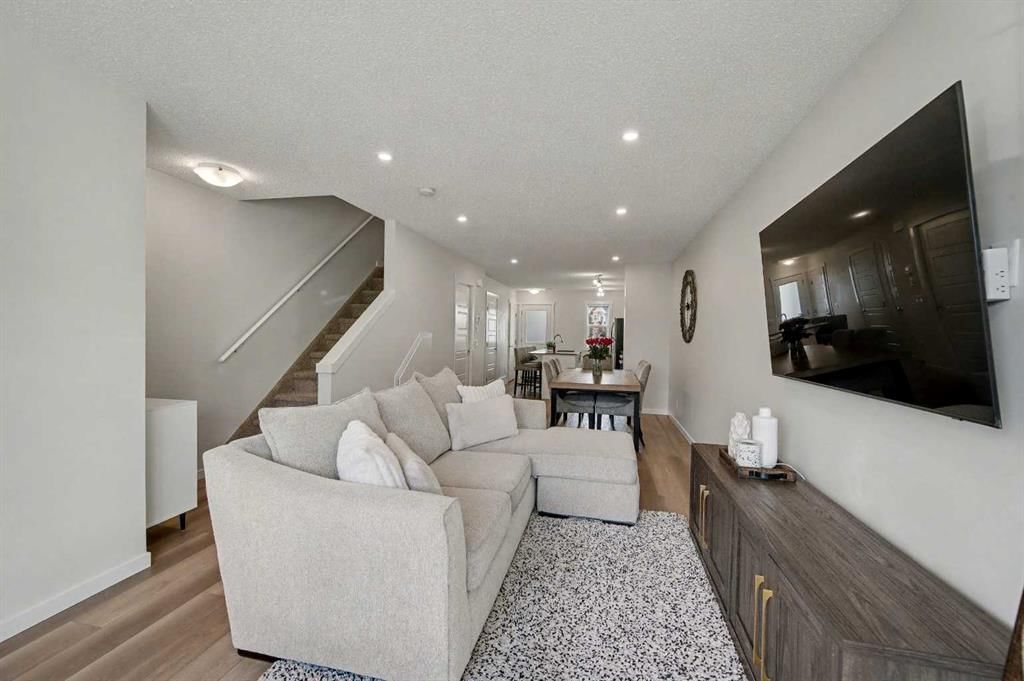 352 Cranbrook Square SE, Calgary — photo 3 of 36