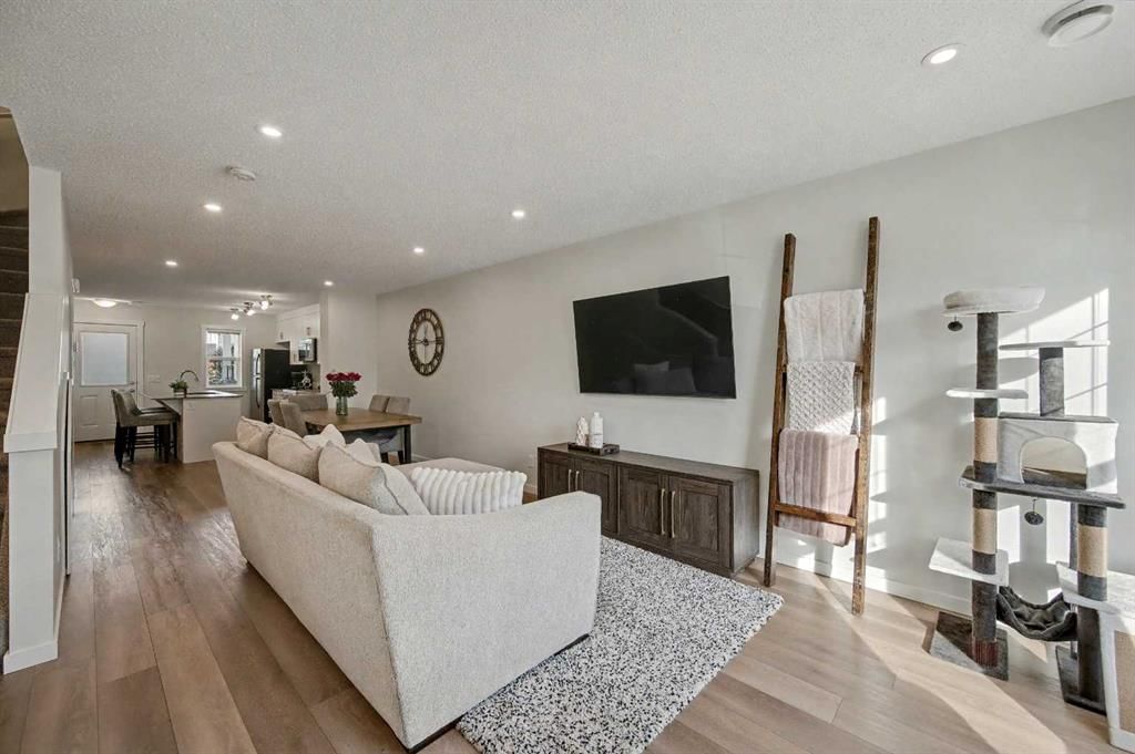352 Cranbrook Square SE, Calgary — photo 4 of 36