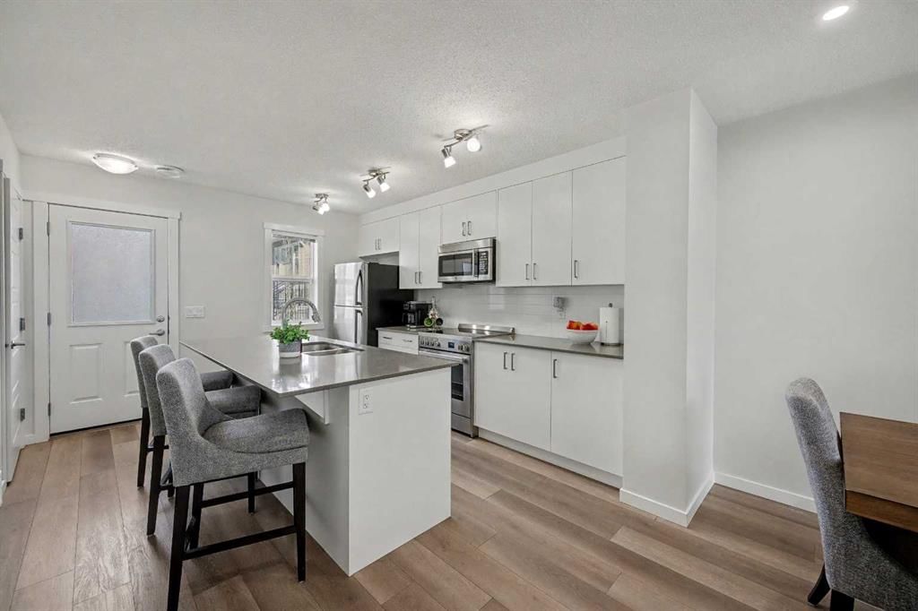 352 Cranbrook Square SE, Calgary — photo 5 of 36