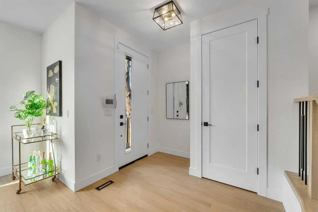 8718 34 Avenue NW, Calgary — photo 5 of 50