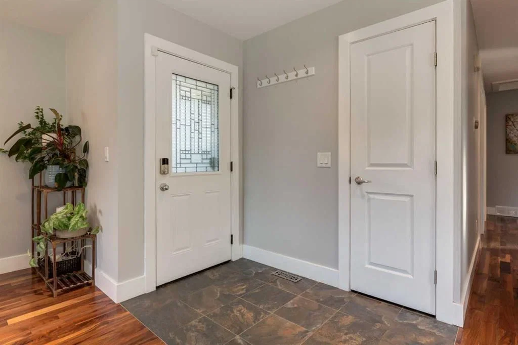 32 Calandar Road NW, Calgary — photo 2 of 46