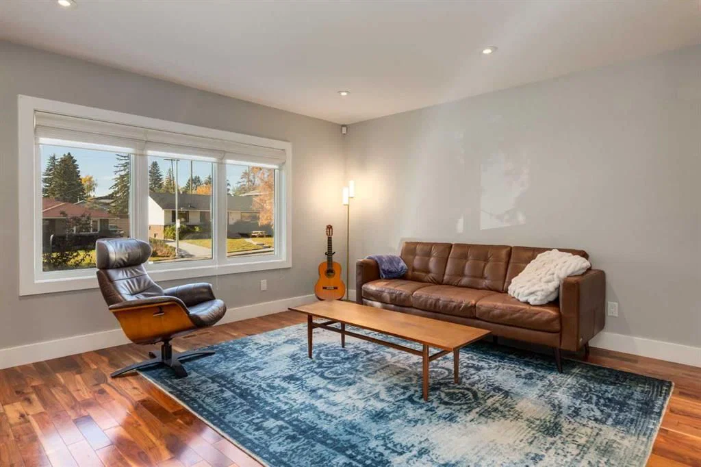 32 Calandar Road NW, Calgary — photo 3 of 46