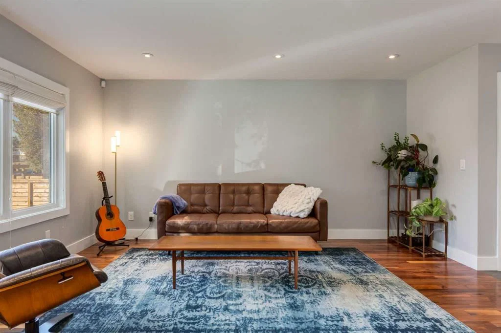 32 Calandar Road NW, Calgary — photo 4 of 46