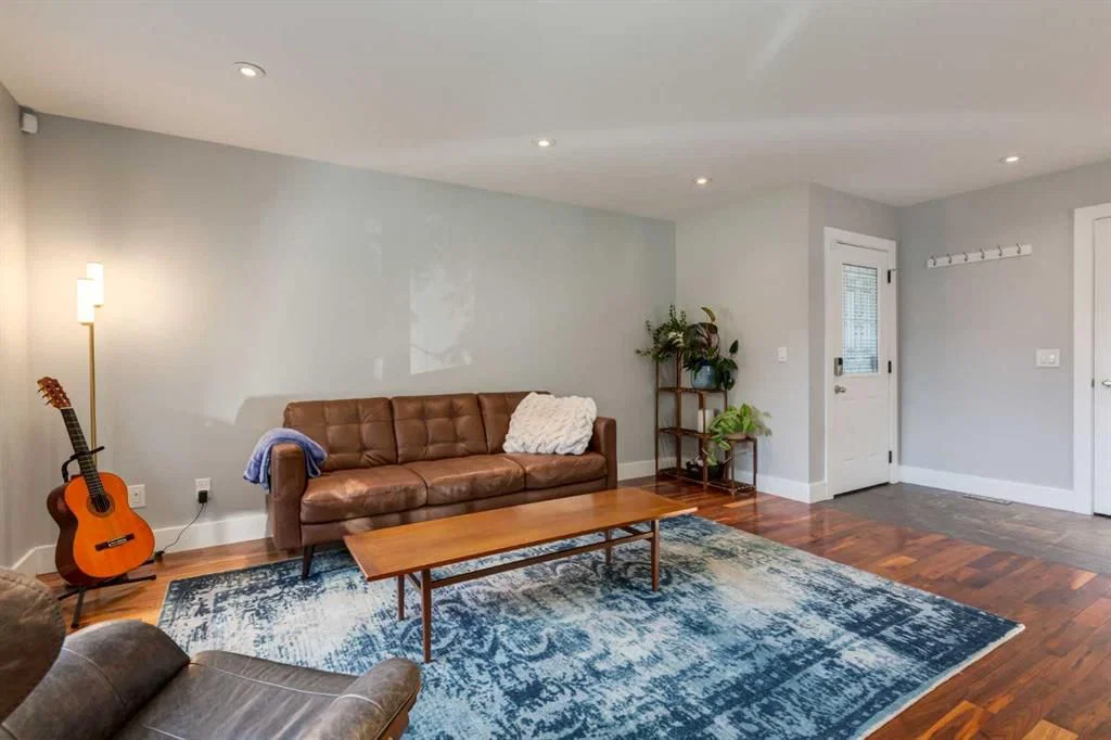 32 Calandar Road NW, Calgary — photo 5 of 46
