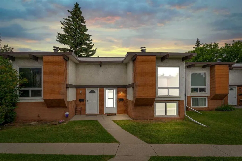 105 Pinemont Bay NE, Calgary — main listing photo