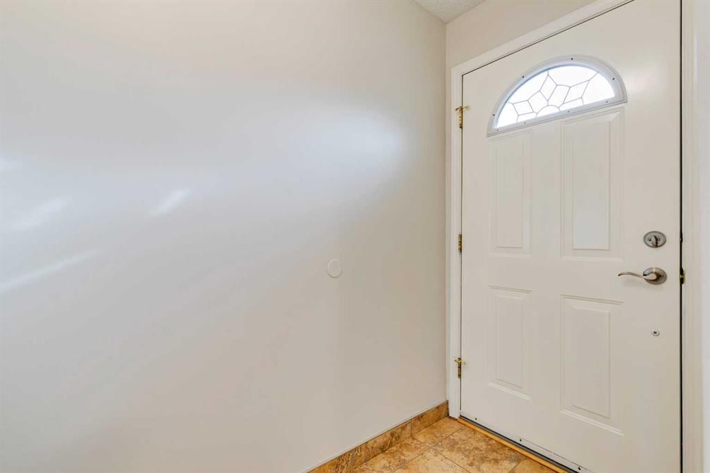4 Lake Huron Place SE, Calgary — photo 3 of 45