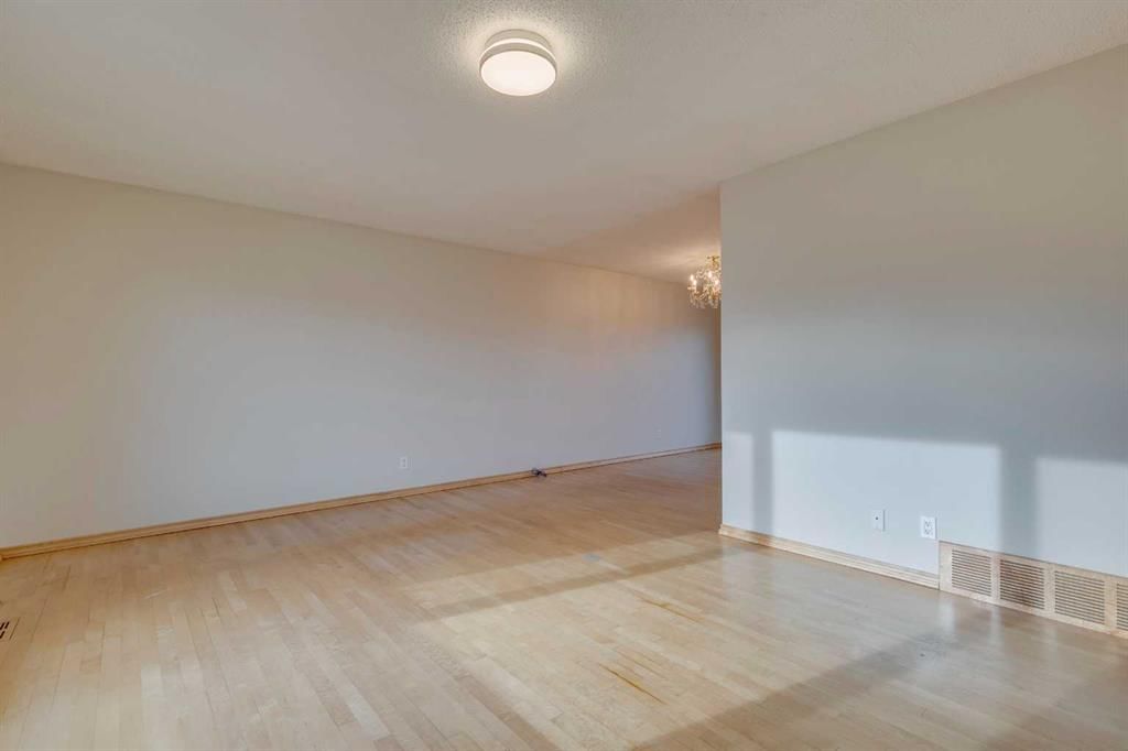 4 Lake Huron Place SE, Calgary — photo 5 of 45