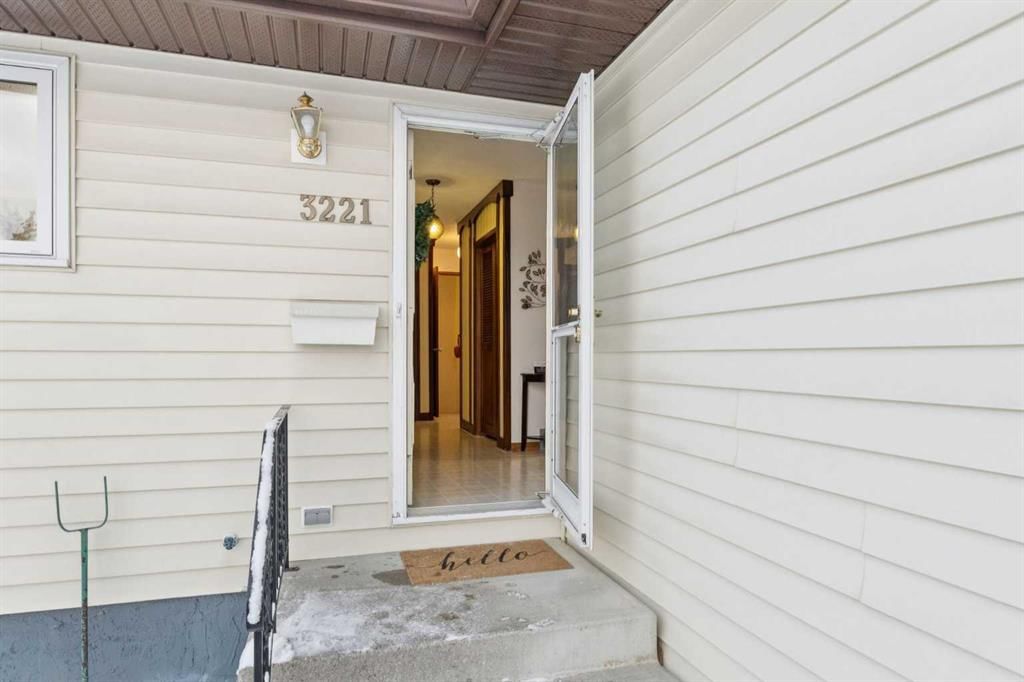 3221 Cedarille Drive SW, Calgary — photo 3 of 37